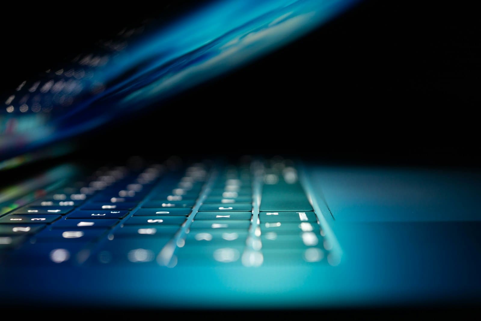Laptop in blauw licht als verbeelding van veilige software