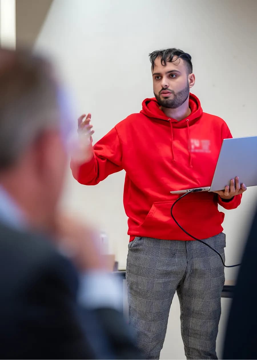 Yassine El Fahmi, oprichter van CodeSprinter, aan het werk