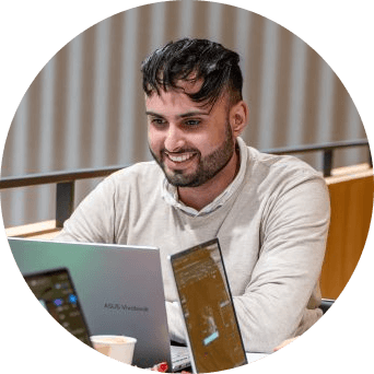 Yassine El Fahmi werkt achter zijn laptop